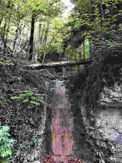 Hinter Tariche führt der Weg nach St-Ursanne an einem Wasserfall vorbei. Bild: Miroslaw Halaba