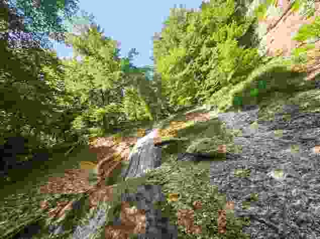 Entlang der Wanderung gibt es mehrere Wasserfälle zu bestaunen und die Möglichkeit, ein Bad zu nehmen.