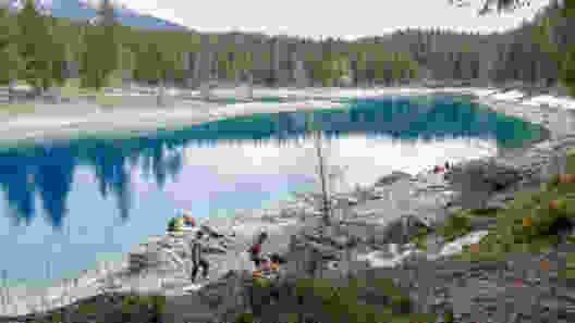 Le lac de Cauma aux nombreuses nuances de bleu est un lieu parfait pour une halte.