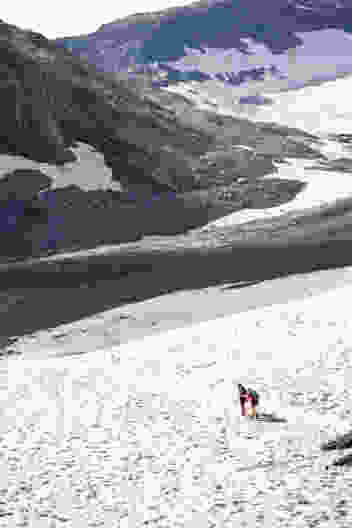 Über gut ausgetretene Schneefelder geht es der Lötschenpasshütte entgegen. Bild: Wanderblondies