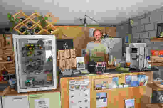 Daniel Lustenberger dans son petit magasin à la ferme Bärüti. L’endroit idéal pour faire des provisions. Photo: Markus Ruff