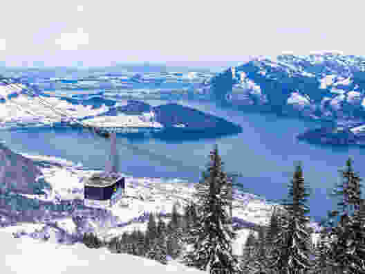 Die Luftseilbahn Beckenried-Klewenalp, tief unten der Vierwaldstättersee. Bild: Franz Ulrich