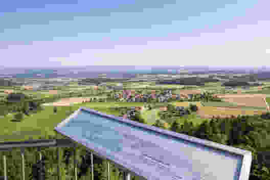 Aussicht vom Irchelturm auf das Weinland, den Rhein und die Thurauen bis zum Randen und zum Schwarzwald. Das Dorf mit der grossen Kirche ist Buch am Irchel. Bild: Daniel Fleuti
