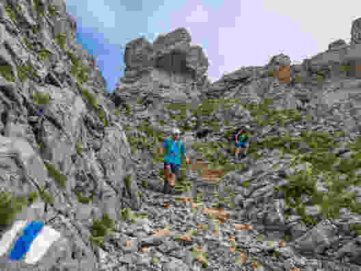 Der Weg führt durch ein mässig steiles Couloir nach unten. Bild: Franz Ulrich