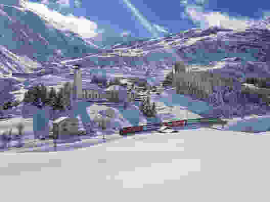 Der Glacier Express fährt durch das Hospental. Bild: Laura Riedi