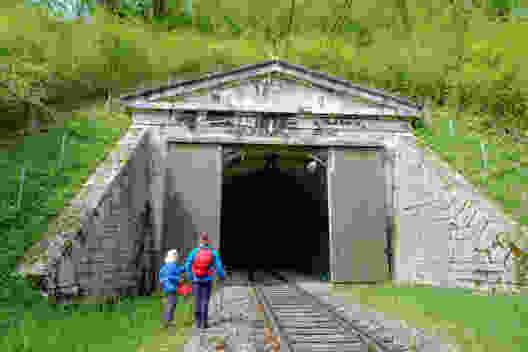 Achtung, jede halbe Stunde donnert ein Zug durch das Cheibenloch, den Südausgang des Hauensteintunnels. Bild: Iris Kürschner