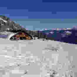 Nach einer wunderschönen Panoramawanderung erreichen die Winterwanderer die Buvette.