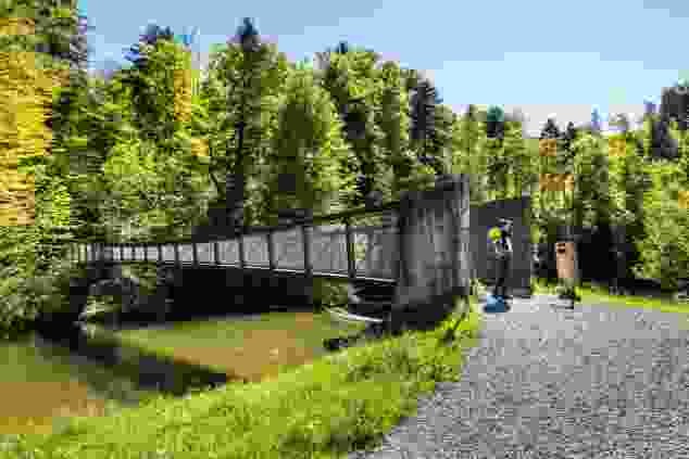Le pont Schifflibrücke devant Sihlbrugg relie la rive zurichoise de la Sihl au canton de Zoug.