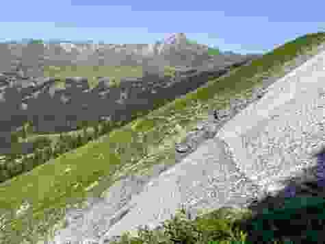 Bis in den August hinein kann es auf der Wanderung noch Schneefelder geben.