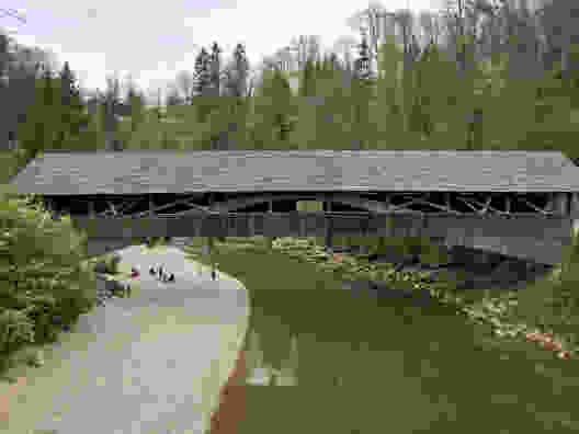 Die «sprechende Brücke» bei Kubel, eine von vielen Holzbrücken an der Sitter. Bilder: Andreas Staeger