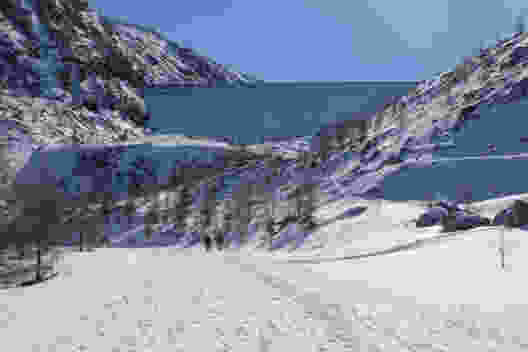 Der Stausee und seine Staumauer: Bald schon sind sie in Griffnähe. Bild: Elsbeth Flüeler