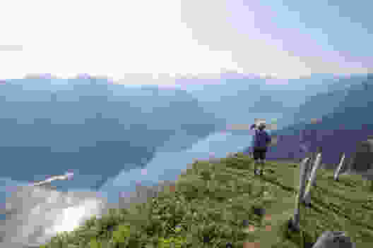 Vom Weg aus geniesst man den Blick auf den Urnersee Richtung Uri. Bild: Markus Ruff