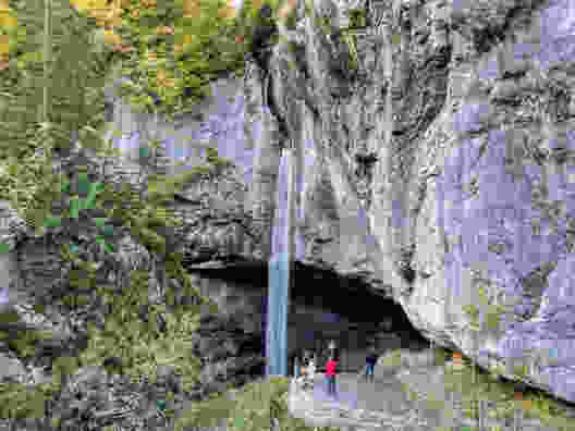 Un détour vers la belle cascade de Berglistüber, dont le chemin d’accès a été rénové grâce au prix d’encouragement Poste. Photo: Monika Leuenberger