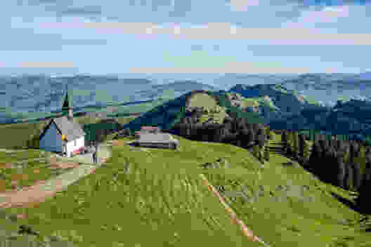 Von der Kapelle St. Jakob ist der weitere Verlauf des Grates gut zu sehen.