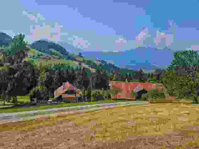 Die Wanderung führt an Bauernhöfen und Weiden vorbei.