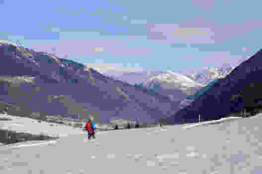 Ab Sta. Maria wandert man mit Blick auf die Südtiroler Berge – darunter Rabenkopf und Weisskugel. Bild: Iris Kürschner