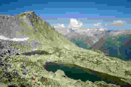 Vue sur le sommet du Brudelhorn depuis les lacs sans nom. Photo: Fredy Joss