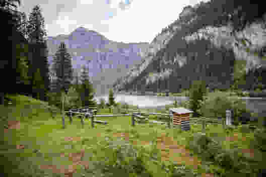 Vom Picknickplatz beim Staudamm hat man einen ersten Blick auf den See. Bild: Phil Suarez