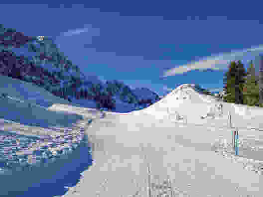 Der Winterwanderweg wird jeweils nach Schneefällen maschinell gepfadet. Bild: Andreas Staeger