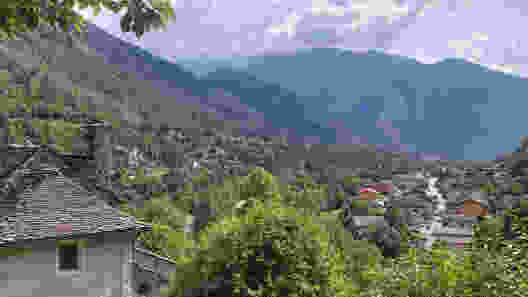 Vue sur le village de Golino en direction de Ponte Brolla. Photo: Tatjana Häuselmann
