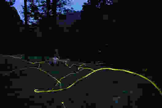 Ils se déploient la nuit et montrent le chemin en émettant de la lumière.