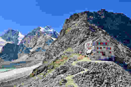 La cabane Britannia, avec le Rimpfischhorn (tout à gauche) et l’Allalinhorn. Photo: Pascal Bourquin