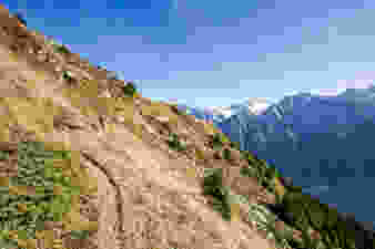 Zwischen Plan Lo und Cadrin folgt der anspruchsvollste Teil der Tour, den Flanken des Piz Duan entlang und durch manch eine Runse. Dafür hat man einzigartige Aussicht auf das Bergell. Bild: Daniel Fleuti