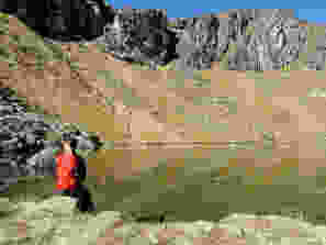 Friedlich liegt das Chüebodenseeli eingebettet in der Bergwelt.