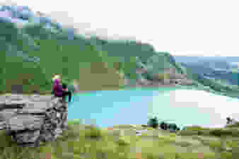 Peu avant la descente, on jette encore un regard sur les eaux scintillantes du lac de Cleuson. Photo: Wanderblondies