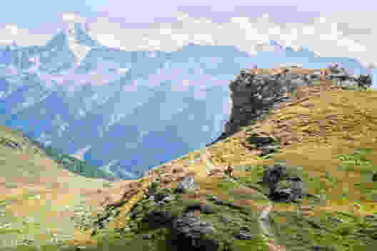 Im Abstieg nach Ferden: der Weg wechselt von steinig-alpin zu saftig-grün. Bild: Wanderblondies