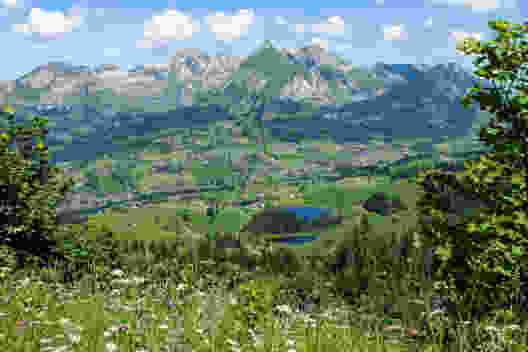 On évolue à travers des pâturages, avec vue sur le Schwendisee en contrebas. Photo: Christiana Sutter