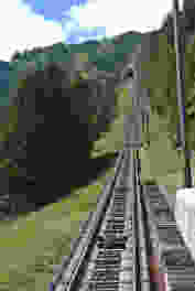 Die längste Treppe der Welt verläuft immer schön dem Bahntrassee entlang. Foto: Rémy Kappeler