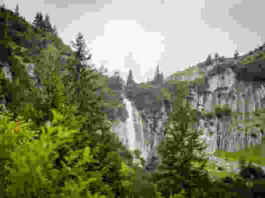 Der Wasserfall am Ende des Sees. Bild: Phil Suarez