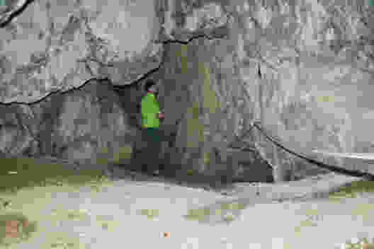 À l’intérieur de la Grotte aux Fées. Photo: Sabine Joss