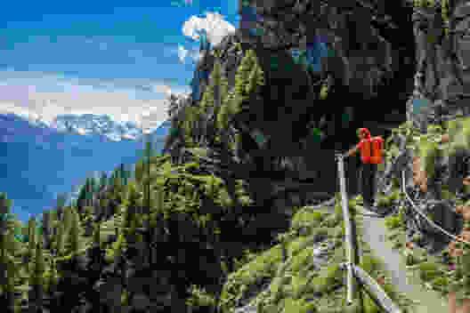 Je näher man der Alp Jungen kommt, desto mehr Schwindelfreiheit brauchts. Bild: Fredy Joss