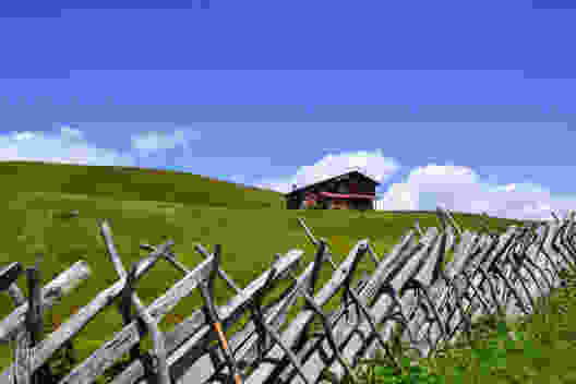 Die dekorativen Schrägzäune fügen sich wie Kunstwerke in die Landschaft ein.