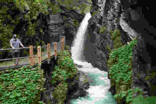 Die Thur drängt sich durch den Fels, der Wanderer sich durch die Schlucht.
