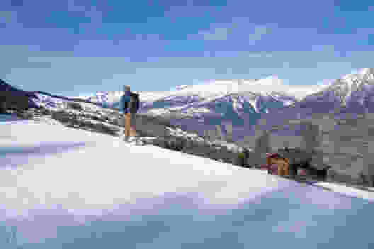 Ab der Brandalp verläuft der Weg mit grossartiger Aussicht auf einer schwach befahrenen Skipiste. Bild: Markus Ruff