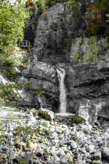 Der Wasserfall im Chessiloch und die Plattform, auf die der Wanderweg führt.