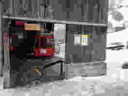Unter tristem, grauem Himmel wartet die Ruogig-Gondelbahn, um Wanderer über die Nebeldecke zu heben. Bild: Claudia Peter