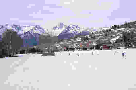 Die Wanderung beginnt entlang dem Kinderskilift in Bürchen. Bild: Markus Ruff