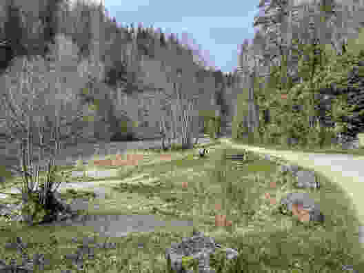 Le chemin longe le Doubs en aval.