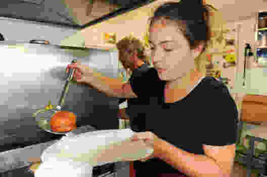 Die herzhaften Käsekugeln werden nach eigenem Familienrezept zubereitet. Bild: Martin Weiss
