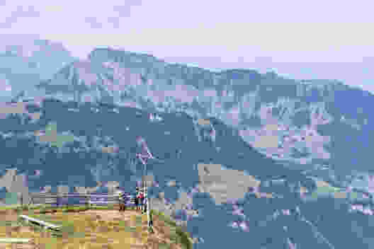 Immer wieder gibt es Orte zum Verweilen, hier mit Aussicht auf das Stanserhorn. Bild: Franz Ulrich