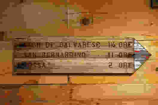 L’indicateur en bois datant des débuts du Sentiero Alpino Calanca.