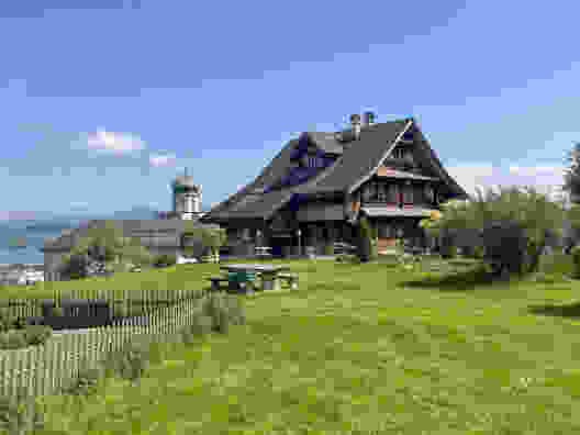 On laisse derrière soi les dernières maisons de Pfäffikon.