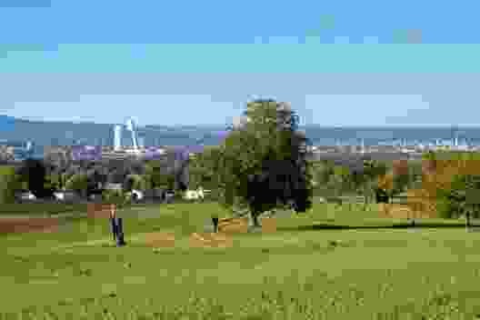 Ausblick vom Maienbühl, die Roche-Türme prägen die Agglomeration von Basel.