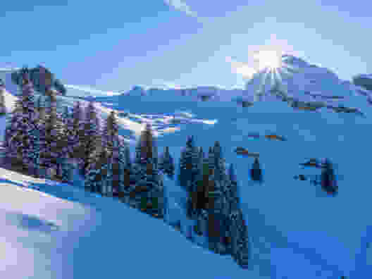 Soeben geht die Sonne auf über dem Twäriberg. Etwas rechts unterhalb liegt die Druesberghütte noch im Schatten. Bild: Franz Ulrich