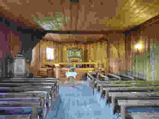 In Obermutten lohnt sich der Besuch der kleinen Kirche. Als einziger Sakralbau der Schweiz ist sie komplett aus Holz gebaut. Bild: Andreas Staeger
