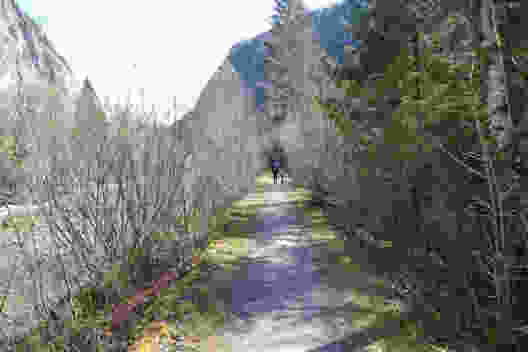 Auf dem ersten Abschnitt führt der Weg über den Damm der Simme. Bild: Kim Bütikofer